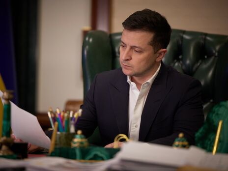 Зеленский пообещал обращаться к украинцам каждый час, призвал не поддаваться панике и помогать военным