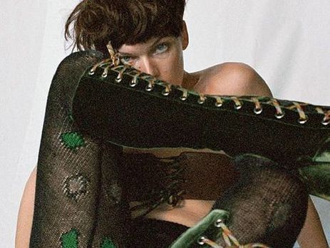 Йовович снялась топлес. Фоторепортаж