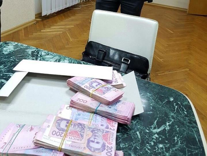 В Славянске заместителя мэра арестовали после получения взятки в 150 тысяч гривен