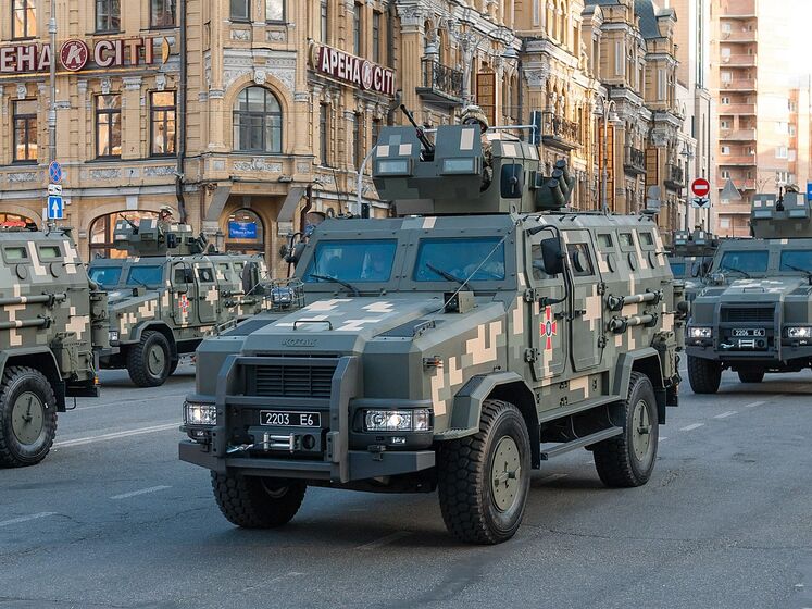 Окупанти захопили автомобілі ЗСУ, переодяглися у форму українських військових та їдуть до центру Києва – Міноборони