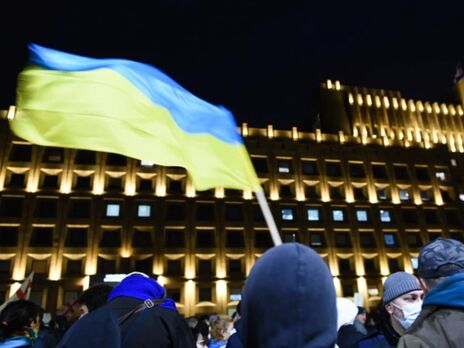 Участники акции держат в руках флаги Грузии и Украины и скандируют "Украина"