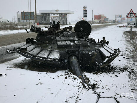 Россия начала полномасштабное вторжение в Украину утром 24 февраля. На фото сожженный украинской армией российский танк под Харьковом