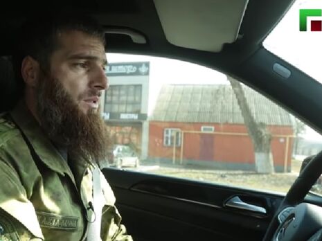 Одного із чеченських спецпризначенців узяли в полон, із рештою розбираються "зі стрілецької зброї", повідомив журналіст Кирило Сазонов