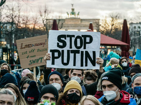 Силы сдерживания, которые Путин поручил перевести в особый режим, включают ядерные силы. На фото антивоенная акция в Берлине 26 февраля