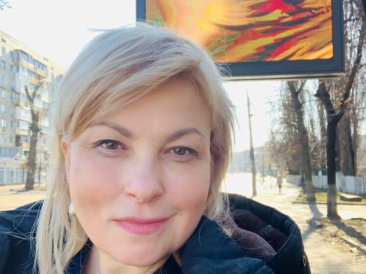 Мария Бурмака показала, как поет гимн Украины из окна своей квартиры