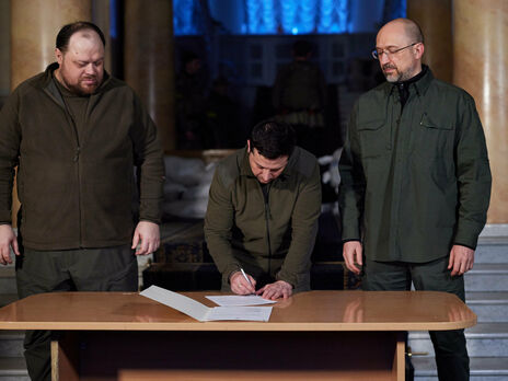 Зеленский подписал заявку на вступление Украины в Евросоюз