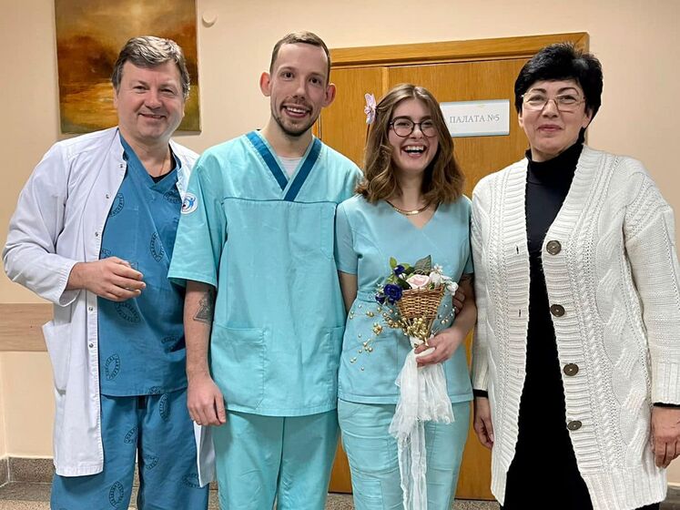 "Життя продовжується". У Київській лікарні медсестра та волонтер одружилися під обстрілами