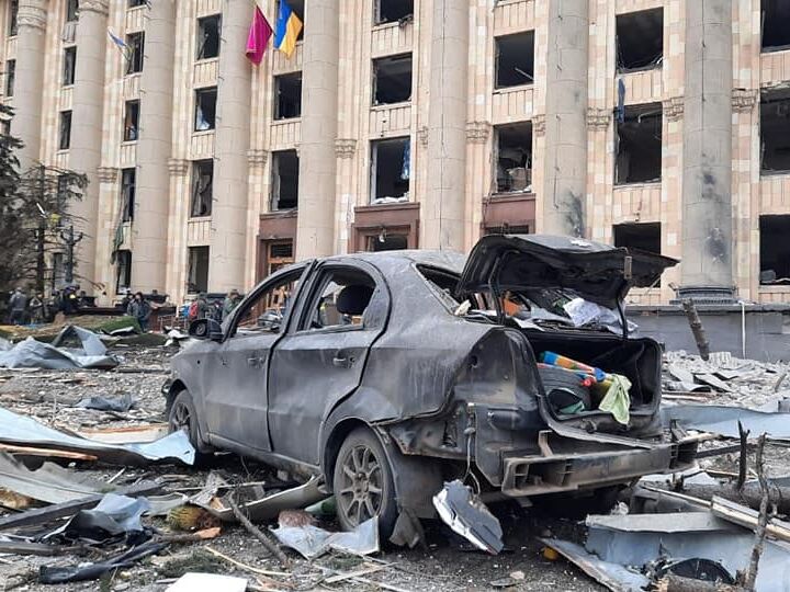 Российские оккупанты ударили ракетами по центру Харькова