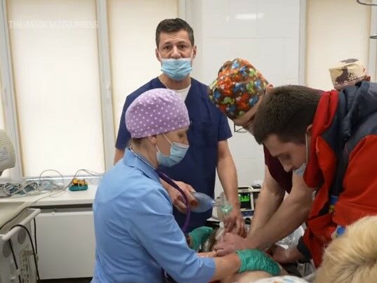 "Покажіть це путінському х...йлу". Український репортер Чернов зняв відео, як лікарі намагалися врятувати дитину після російського обстрілу