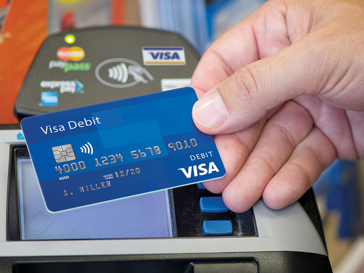 "Російські банківські картки перетворюються на сміття". Visa та Mastercard заблокували доступ деяким банкам РФ