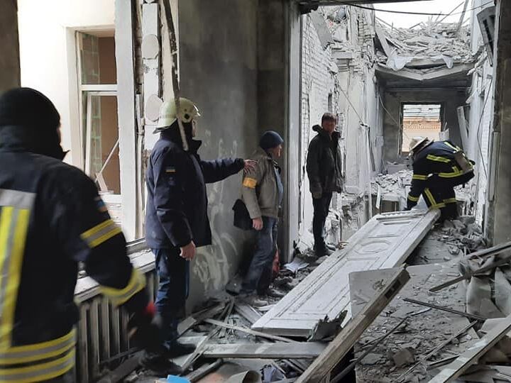 Російські окупанти і далі атакують Харків, зруйновано житловий будинок