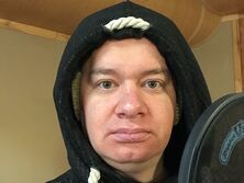 "П...здуйте на х…й в свою Москву". Кошевой на камеру сжег флаг России и обратился к "кацапским оккупантам"