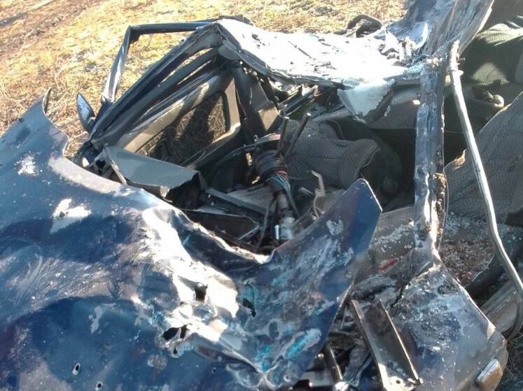 В Сумской области оккупанты танками раздавили авто с мужчиной, который пытался остановить колонну