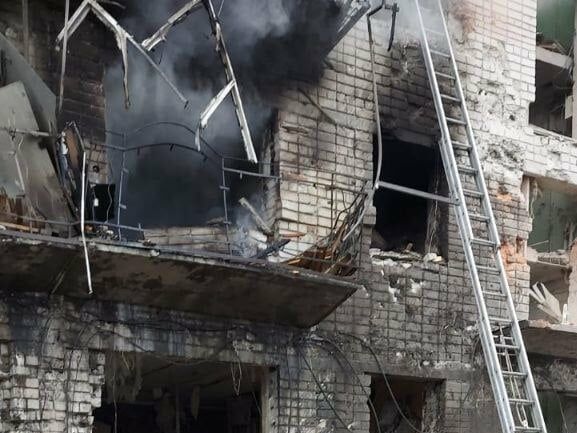 В Харькове сбили военный самолет, который перед этим разбомбил жилой дом – СМИ