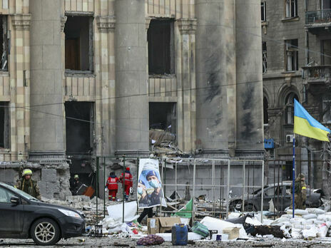 Макс Чмерковский показал американским поклонникам последствия ракетного удара, который российские войска нанесли по Харькову