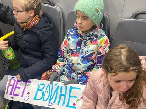 В России двух женщин с пятью малолетними детьми забрали в автозак и увезли в участок. Они хотели положить цветы к посольству Украины