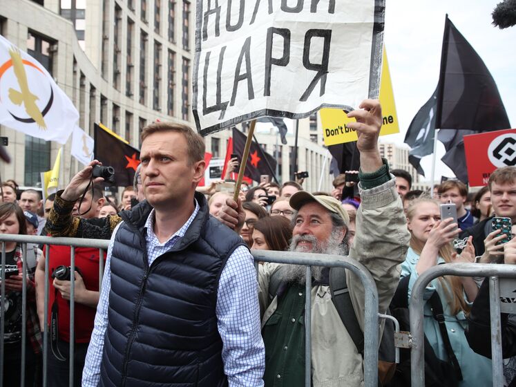 "Чекати не можна ні дня. Хай де б ви були". Навальний закликав росіян виходити на акції протесту проти війни Росії в Україні