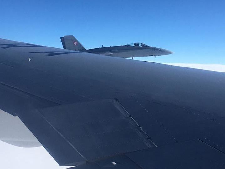 Истребители ВВС Швейцарии вплотную приблизились к самолету с журналистами "кремлевского пула"