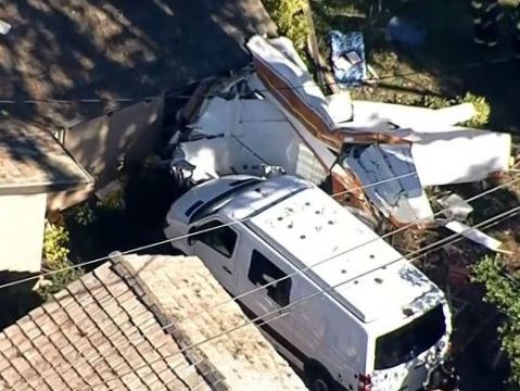 В Калифорнии самолет упал на жилой дом, один человек погиб