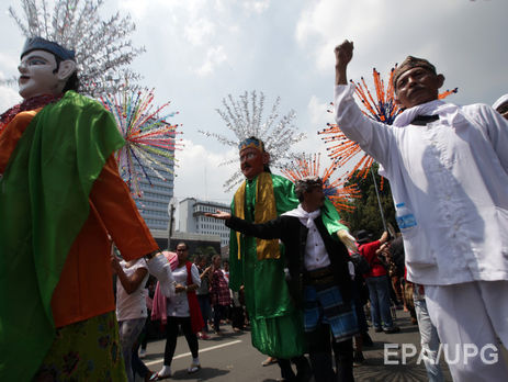 Тысячи индонезийцев вышли на акцию протеста против расовой и религиозной нетерпимости. Фоторепортаж