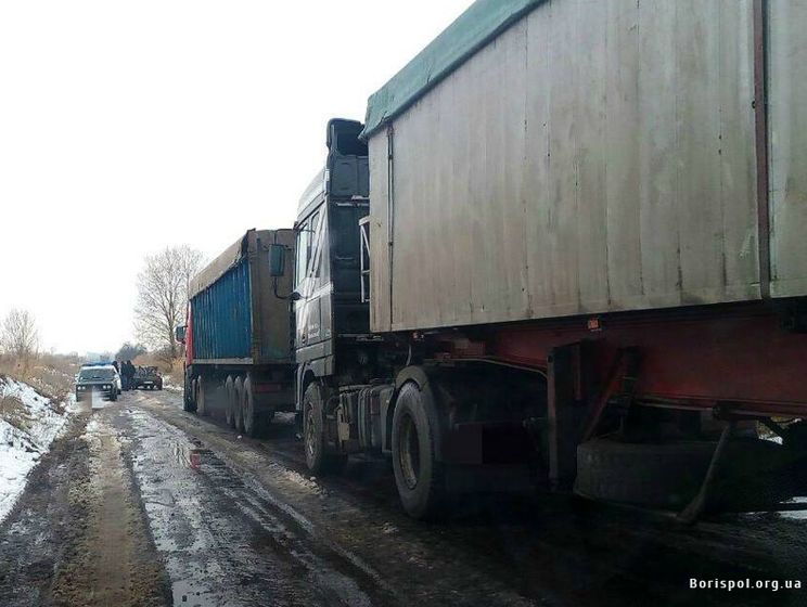 Под Борисполем начали незаконно выгружать мусор из Львова