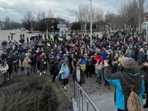 Украинцы в Мелитополе вышли на митинг против оккупантов. Россияне открыли огонь
