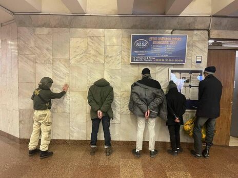 У київському метро затримали диверсантів. В одного з них була дитяча іграшка з боєприпасами – поліція