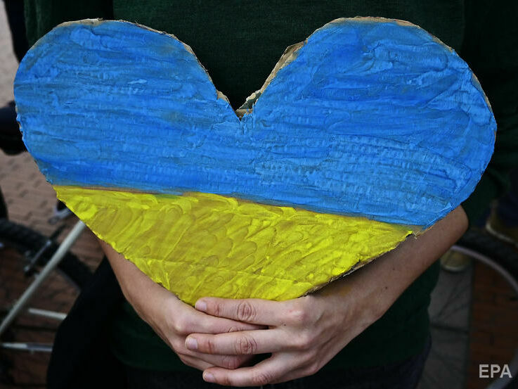 Модний дім Balenciaga видалив усі публікації зі сторінки в Instagram, залишивши лише прапор України