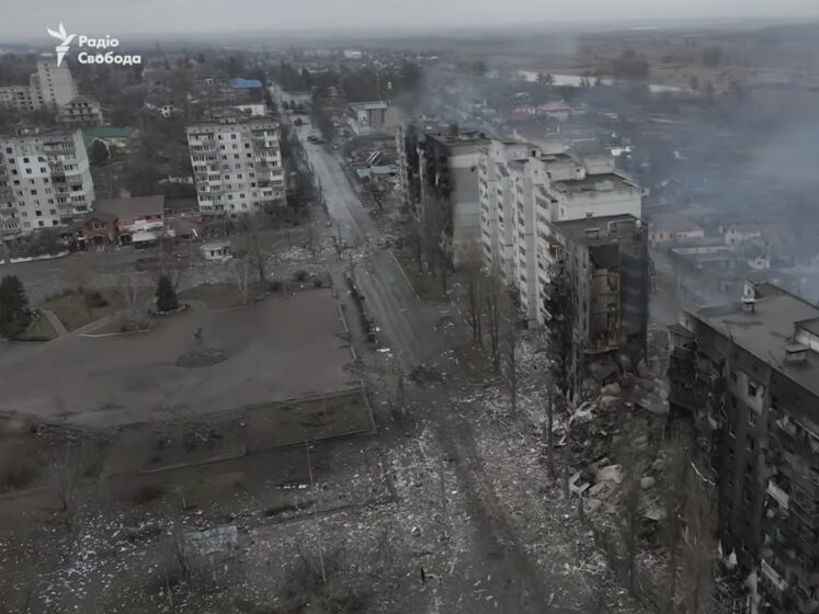 Зруйновані будинки, пожежа, розбита техніка. Який вигляд має селище Бородянка під Києвом після восьми днів війни. Відео