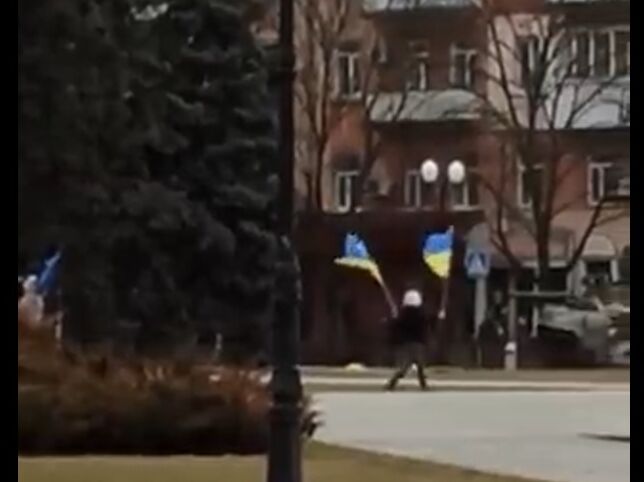 Жители Херсона отобрали у оккупантов украинский флаг. Видео