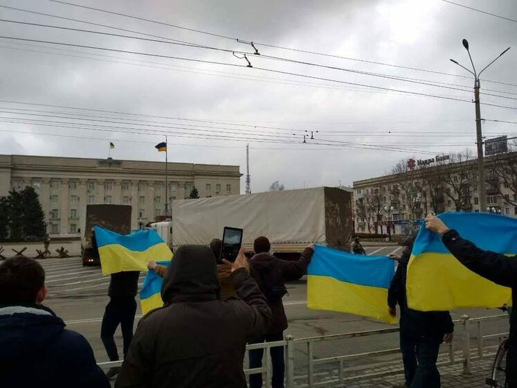 У Херсоні місцеві жителі не прийняли "гуманітарну допомогу" Росії, вони вийшли на площу з українськими прапорами