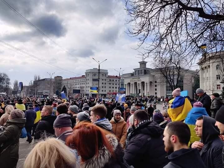 Херсонцы вышли на митинг с флагами Украины, оккупанты открыли стрельбу в воздух