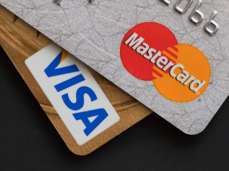 Картки Visa і Mastercard, випущені російськими банками, можливо, і далі працюватимуть на території Росії, але розплатитися за кордоном не буде змоги і нових випускати не будуть