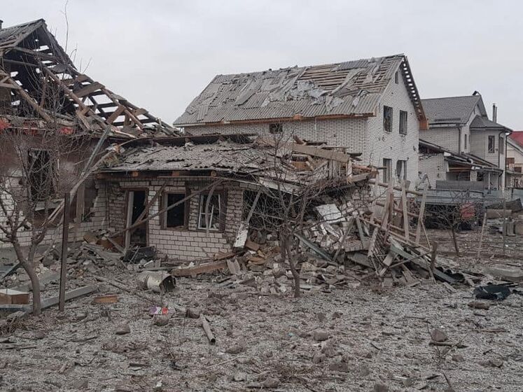 Зруйновано будинки, є загиблий і постраждалі. Окупанти РФ завдали ракетних ударів по Коростеню та Овручу