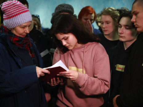 Українці й далі збирають підписи за закриття неба