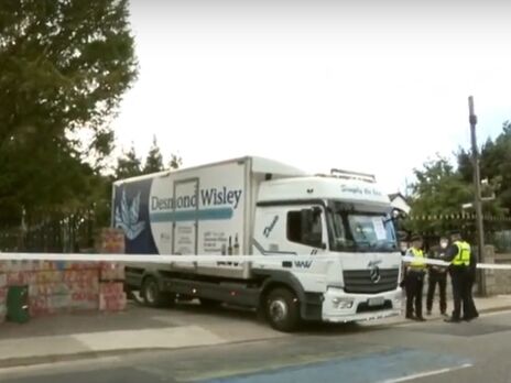 В Ірландії водій вантажівки на знак протесту проти війни в Україні протаранив ворота посольства РФ