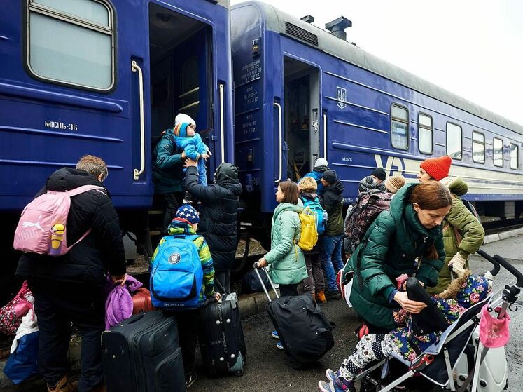 "Укрзалізниця" поймала двух проводников, бравших по 1500 грн за проезд в эвакуационном поезде