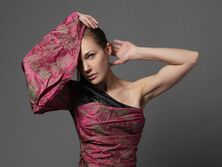 "По-видимому, деньги важнее, чем жизни людей". Узерли возмутила сеть свежими фото для российского журнала