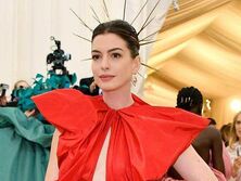 "Я посылаю свои молитвы народу Украины". Энн Хэтэуэй призвала поклонников оказать финансовую помощь украинскому народу