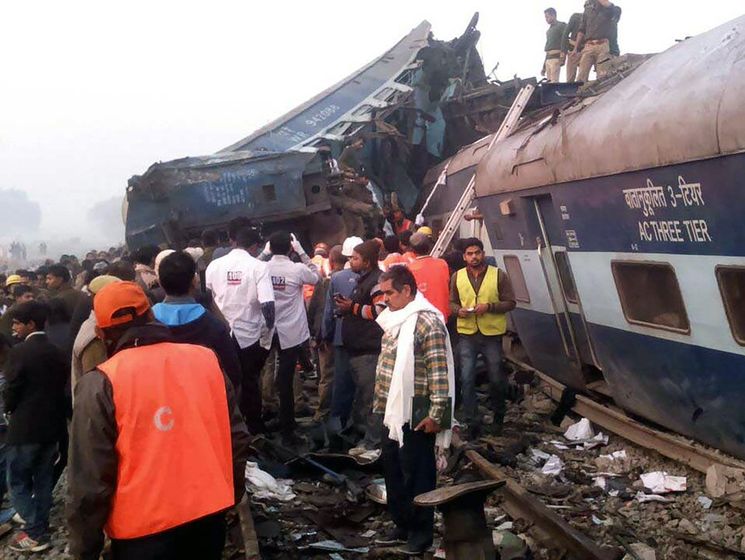 В результате железнодорожной аварии в Индии погиб 91 человек