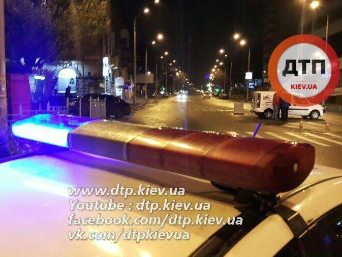 В Киеве пьяные прохожие избили девушку-полицейскую