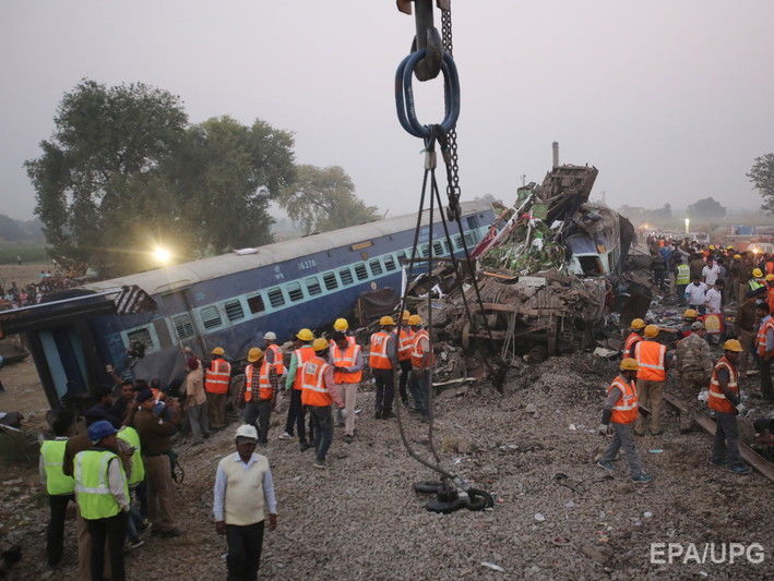 Число жертв железнодорожной катастрофы в Индии возросло до 125