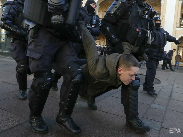 "Путин приказал ...башить всех". СМИ опубликовали запись с избиениями россиянки, задержанной на антивоенном митинге