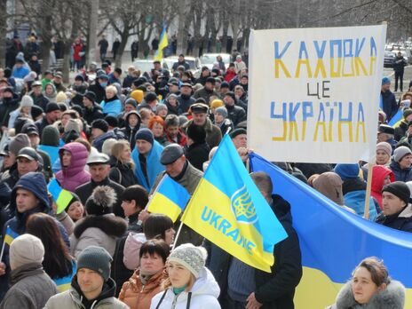 После массового вторжения РФ в Украину в Херсонской области прошли проукраинские митинги