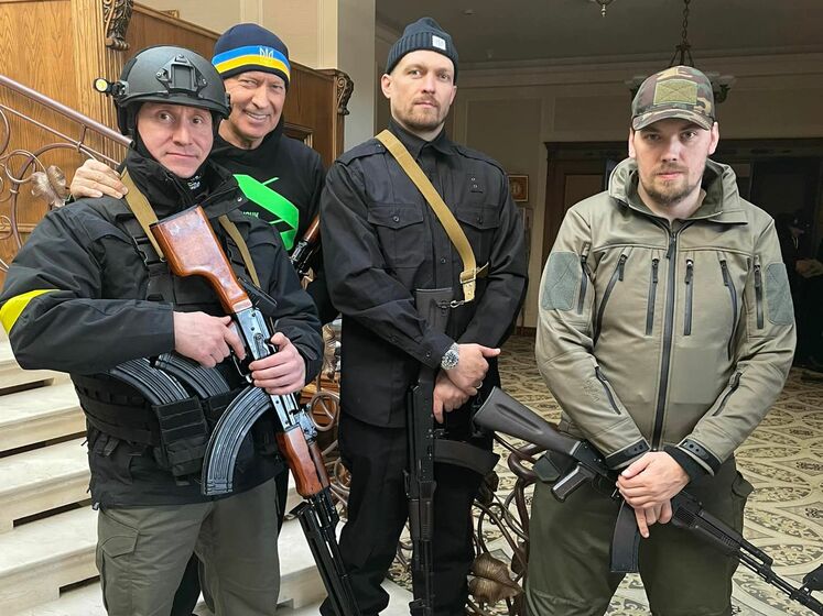 Жена Усика сообщила, что их дом под Киевом обстреляли кадыровцы