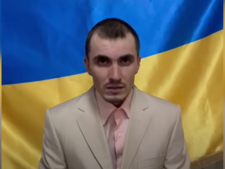 Російський окупант втратив форму і надавав свідчення СБУ у весільному костюмі. Відео