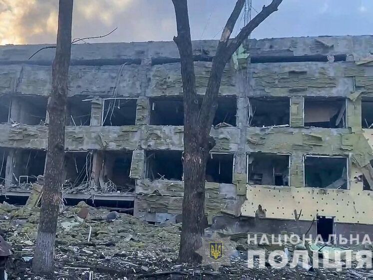 Наслідки авіаудару по Маріуполю: зруйновано пологовий будинок і дитячу лікарню, 17 людей поранено. Фото і відео