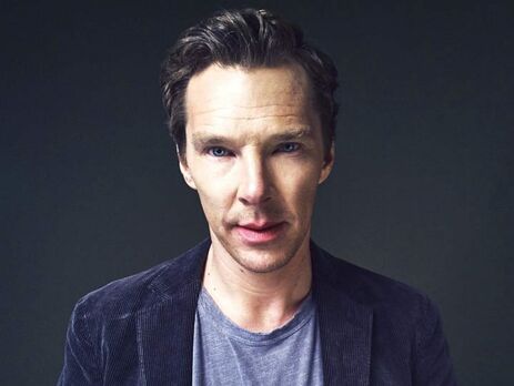 Камбербэтч вышел на сцену церемонии вручения премии The Cinema Vanguard Award с украинским флагом в руках и осудил нападение РФ на Украину