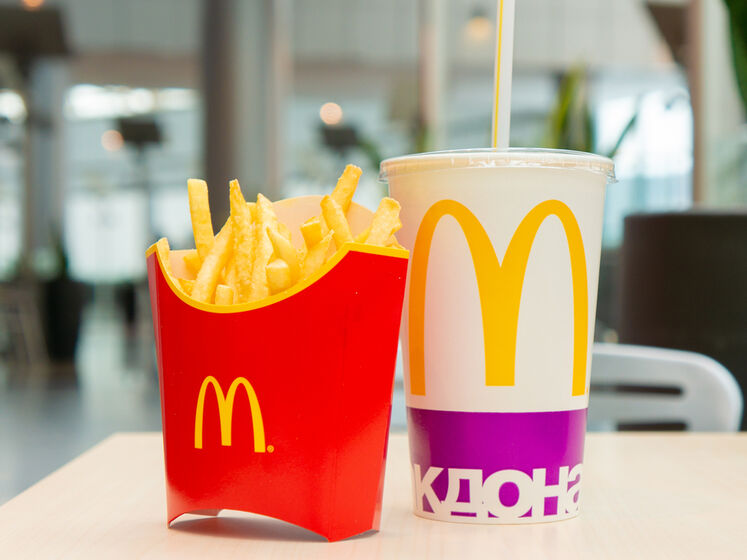 Россияне начали перепродавать еду из McDonald's. Ранее компания заявила о закрытии всех ресторанов