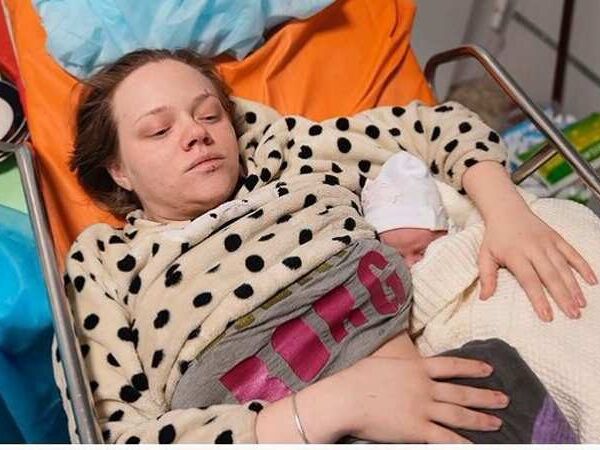 Вагітна жінка з Маріуполя, фото якої облетіло весь світ, народила дитину